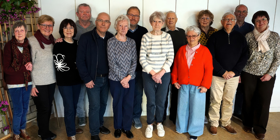 Groepsfoto leden MAS, met v.l.n.r.: Van Goethem Agnès, Jansegers Liliane, Janssens Sera, Koster Robert, Wouters Paul, De Bruyn Greta, Rooms Wim, Geeraerts Chris, Stiphout François, Van de Peer Bernadette, Van Exem Yvette, Van Boxelaer Marc, Frison Fred en Behiels Karin.